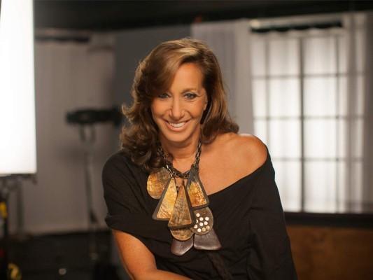 Donna Karan abandona su firma