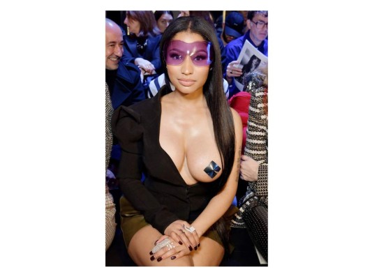 Nicki Minaj expone su pecho en la Semana de la Moda de París