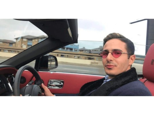A partir de este momento se dedicó a establecer vínculos sentimentales con mujeres en Tinder y a, supuestamente, pedirles dinero para financiar su vida de lujos y excesos.
