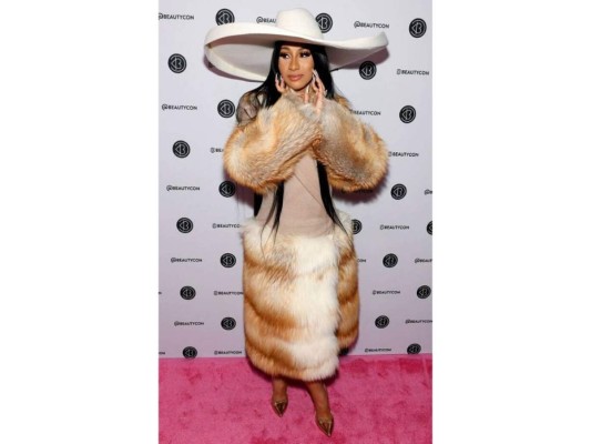 Si el objetivo de la rapera es no pasar desapercibida, ¡LO ESTA LOGRANDO!, pues no le importa generar polémica con tal de sacar su extravagancia y estilo único a flote. Y es que en una ocasión modelo en la alfombra pink del festival Beautycon, con detalles de piel animal en su outfit, lo que genero un descontento entre sus seguidores. <br/>