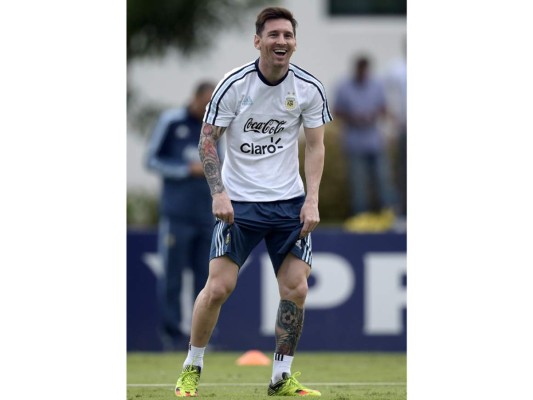 El argentino Roberto López tuvo la delicada tarea de tatuar al astro del fútbol Messi quien dijo que en el codo lleva los ornamentos de una vidriera de la Sagrada Familia (la Basílica símbolo de Barcelona) en el brazo lleva un reloj, símbolo del paso del tiempo; una flor de loto , que crece en los sitios menos esperados, como su talento; y un mapa de Sudamérica y un rosario con la forma de la ciudad de Rosario'.