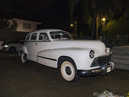 Vehículo antiguo en el que se trasladaron los novios a la recepción.