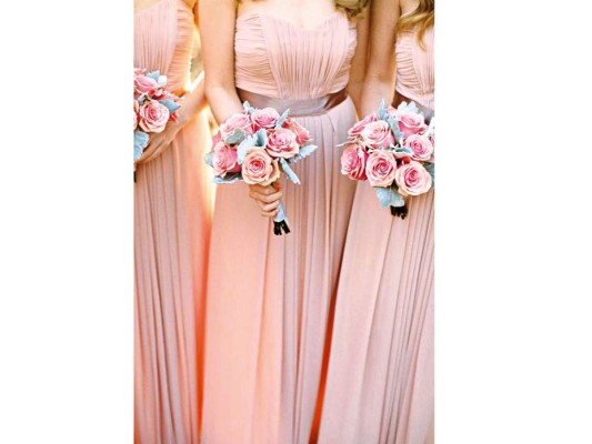 En rosa cuarzo. El color más hot del año llega a las bodas. Pinta de rosa cuarzo todos los detalles, desde los vestidos de las damas de honor, los bouquets, el romanticismo flotará en el aire.