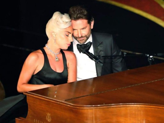 La actuación en los Óscars de Lady Gaga y Bradley Cooper puso los pelos de punta muchas personas. Hubieron rumores de un supuesto romance entre los dos actores.