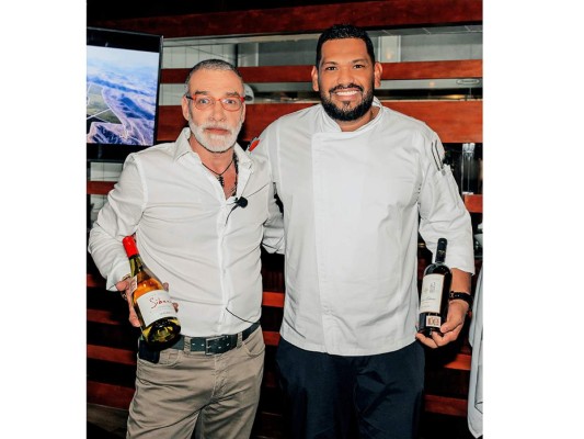 El sommelier Claudio Rosendo de Undurrraga y el chef Manuel Macias del hotel Real InterContinental. Foto: Daniel Madrid