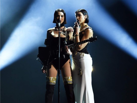 Dua Lipa y St. Vincent impactan con sensual acto en el escenario.