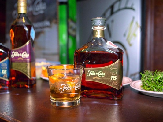 Una noche entre cócteles y gastronomía by Flor de Caña  