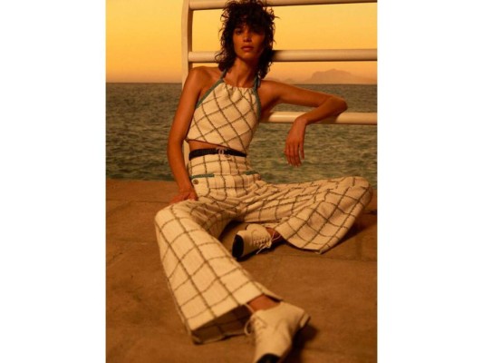 6. Los estampados también formaron parte de esta colección, predominando en looks de dos piezas, perfectos lucir impecable para un viaje y porque no, en la oficina.