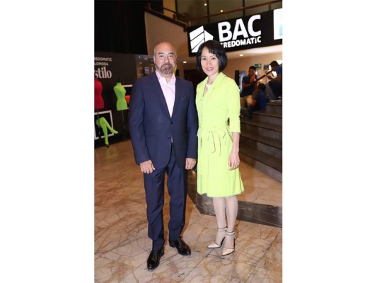 El embajador de Francia Sr. , Pierre Christian Socoja y Naomi Ohki