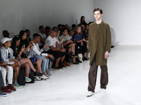 Carlos Campos reinventa la guayabera cubana