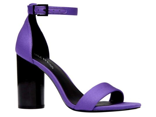 20. Hey sexy lady. El ultra violet, color del año, se rinde a tus pies en estas sandalias de tacón block y pulsera by Call it Spring