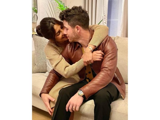 Nick Jonas y Priyanka Chopra. “¡Feliz Día de Acción de Gracias a todos! Estoy agradecido por ti, Priyanka”, compartió Nick, junto con una postal en la que aparecen él y su esposa