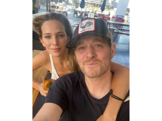Michael Bublé. El cantante compartió una postal junto a su bella esposa Luisana Lopilato, a la que acompañó con un bello mensaje: “Argentina me ha dado mucho para estar agradecido”, ¿sabes a que se refiere, no?
