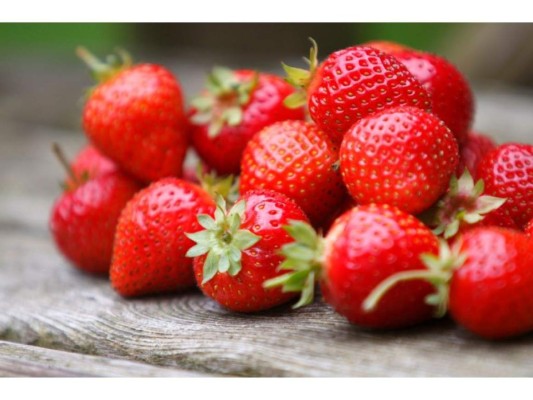 Flavonoides: arándanos, fresas, naranjas, ciruelas, moras, cerezas, manzana, limones, espinacas.