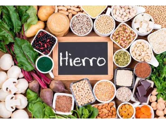 Alimentos ricos en hierro son las carnes rojas, tomate, limón y cítricos.
