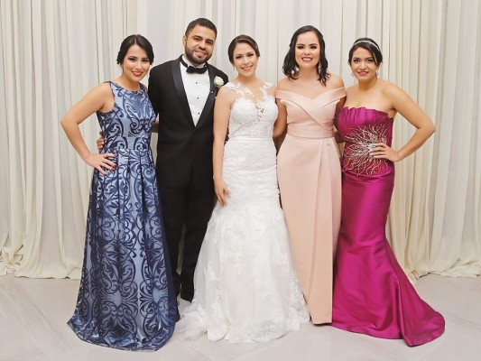 Cindy García y Hector Hernández celebran su boda eclesiástica