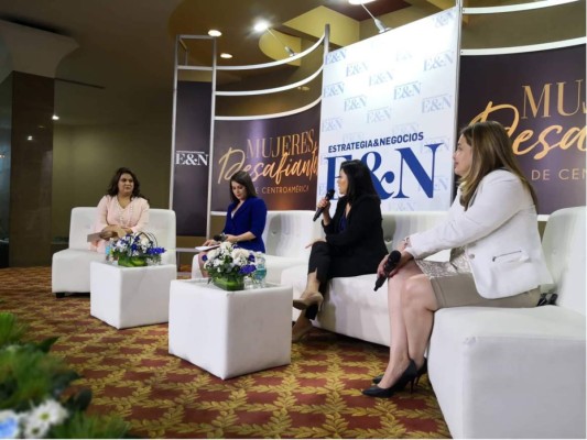 La Canciller Marïa Dolores Agüero, la moderadora Jackie Redondeo, Min Chen (CEO Red Oxigen) y la especialista forende Melissa Villanueva (fotos: Kara Sofía)