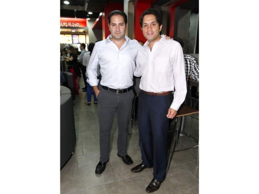 Brindis por la inauguración Carl's Jr.&nbsp;&nbsp;