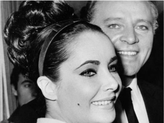 Richard Burton y Elizabeth Taylor estuvieron juntos por más de 10 años sin embargo se separaron para después de un año volver a casarse alegando amor eterno