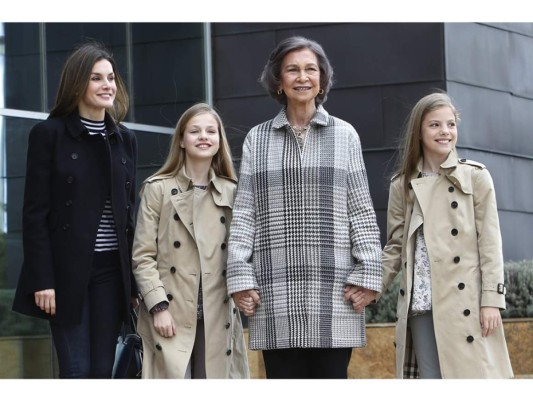 Reina Sofía junto a sus nietas visitan al rey Juan Carlos en el hospital