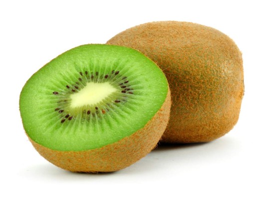 <br/>#8 Come saludable <br/><br/>Nos han hecho creer que comer antes de acostarte es malo pero todo gira alrededor sobre qué decidas merendar. De hecho, algunos alimentos antes de acostarte pueden ayudarte a regular la azúcar en la sangre y dormirte más rápido. ¿Quieres un snack nocturno? Come un kiwi. Investigaciones sugieren que podrían ayudarte a aumentar la calidad de tu sueño.
