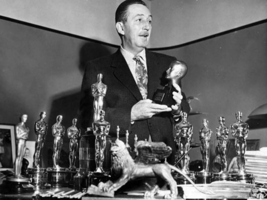 Walt Disney ha sido la persona con más candidaturas en los premios Óscar. Gracias a su film Blancanieves y los siete enanitos se llevó un galardón de tamaño real y siete miniaturas, haciendo representación a la animación.