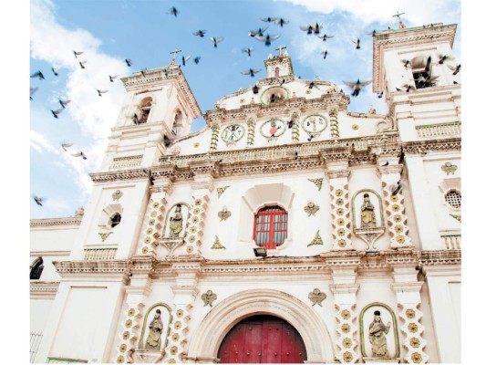 Desayuno en Los DoloresTu día perfecto en el centro histórico comienza en Plaza Los Dolores. Perdete en los laberintos del mercado y ordená (te recomiendo Baleadas Lourdes o la Mega Baleada) una baleada con “todos los mickeys”. Después, visitá las palomitas en la Plaza, conocé la iglesia con su fachada barroca, apreciá el retablo reluciente, sus pisos de mosaicos, sus detalles únicos.