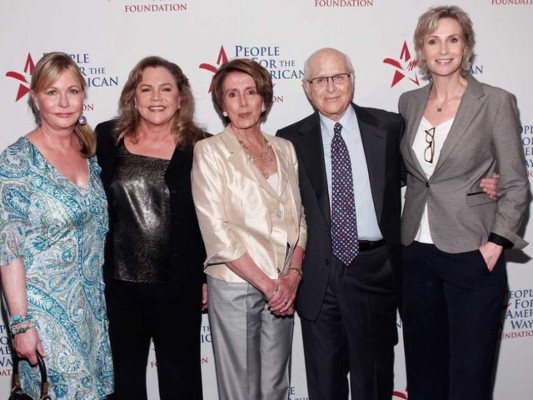 Jane Lynch mide 1.82