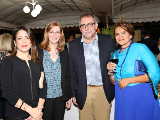 Recepción para despedir al embajador James Nealon