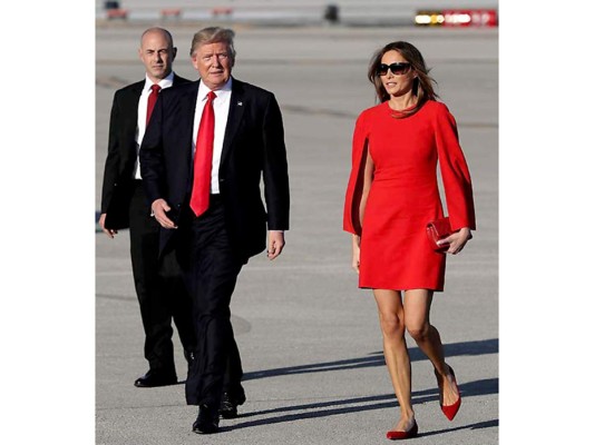 Melania en un mini dress rojo que revela su conservada figura de ex modelo. Nunca se le vio realmente feliz, y es que como dijera el estilista frances, Phillip Bloch, 'esta nueva vida no era su sueño. Era el de Donald'