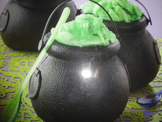 Raspado cremosos de limón de la bruja fryda<br/>Una olla de bruja que contiene un rico raspado de limón que te enfriara hasta los pelos.<br/>Ingredientes:<br/>1lata de leche condensada de 400 gramos, ¾ de taza de jugo de limón, 1 taza de agua, 12 gotas de colorante artificial verde.<br/><br/>