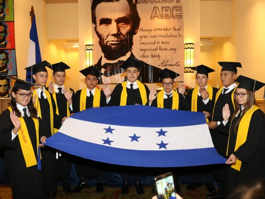 Firma de acta de Lincoln School generación 2017