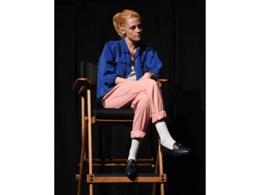 Muy al estilo de la princesa Diana, Stewart utilizó para el Festival de Cine de Telluride en Colorado un conjunto de pantalones ajustados color rosa, una chaqueta de mezclilla oversize, calcetas blancas y zapatos color negro y acompañó el atuendo con unos lentes de sol en su camisa.