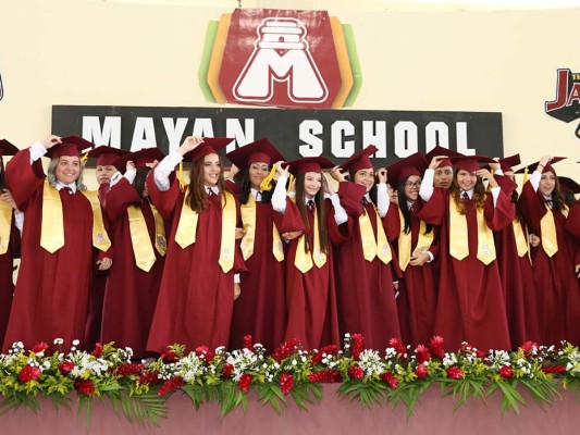 Entrega de títulos de Mayan School I parte