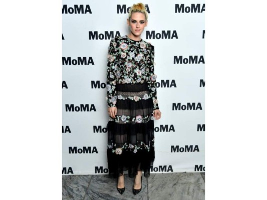 Stewart llegó al estreno de Spencer en Nueva York con un vestido floral semitransparente de la colección de alta Costura Primavera 2021 de Chanel.