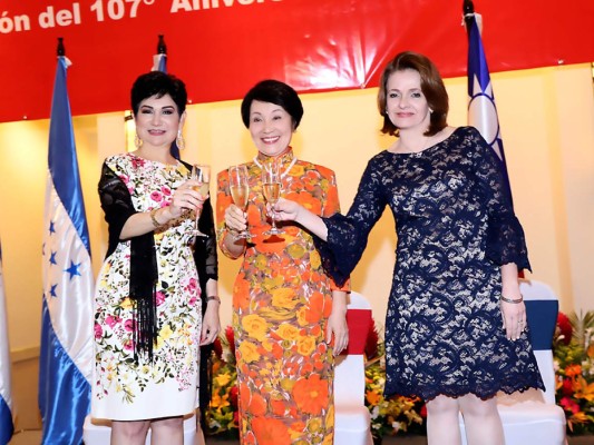 La designada presidencial María Antonia Rivera, la embajadora de la República de China Taiwán Ingrid Hsing y la vicecanciller María del Carmen Nasser (fotografías: Hector Hernández)