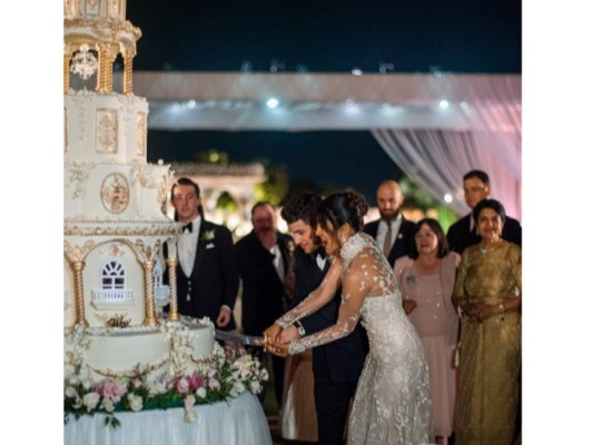 Un increíble pastel se hizo para la boda favorita del año y es en los cuales Nick Jonas y la modelo Priyanka Copra mandaron a hacer un pastel de 7 pisos para todos sus invitados en una réplica de un dulce hogar con ellos personalizados en la entrada del pastel