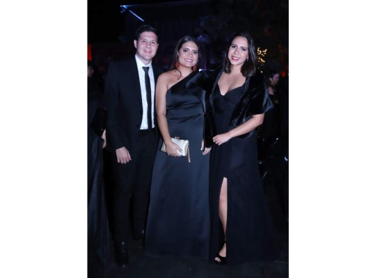 Keneth Owen, Mariana y Mariela Colindres