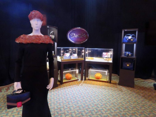 La hermosa colección de carteras de la nueva colección de Danilo's está exhibida en su pop-up store esta noche.
