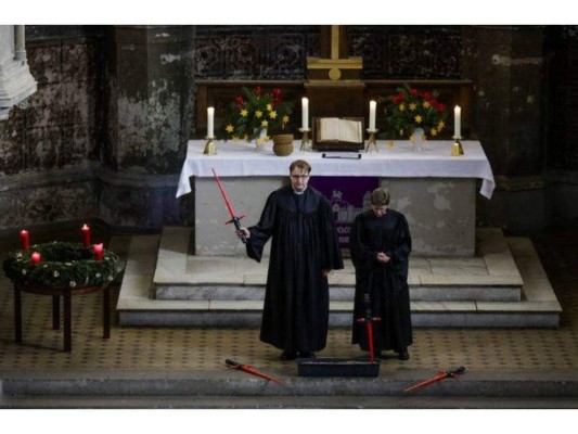 Los protestantes<br/>Existen muchas ramas del protestantismo pero todas ellas acostumbran a celebrar la Navidad. Durante un tiempo dejaron de lado la celebración navideña para lograr diferenciarse del cristianismo y catolicismo, no obstante, luego comenzaron a hacerlo de nuevo. Los protestantes suelen festejar de la misma manera que lo hacen los cristianos y católicos, esto porque comparten raíces de ambas religiones.<br/>