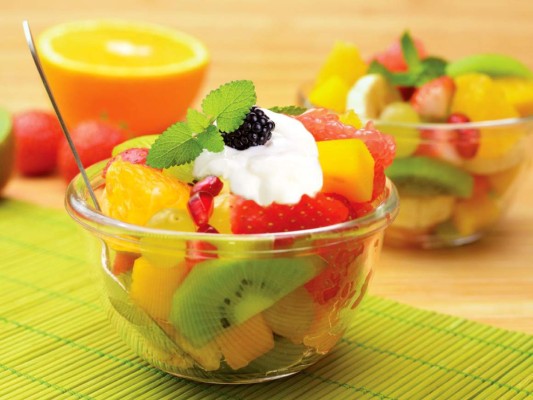 Fruta de todo tipo<br/>La fruta y los vegetales también muestran una conexión directa con la felicidad. Según un estudio publicado en el British Journal of Health Psychology, consumir fruta aporta energía, calma y sensación de alegría no sólo de forma inmediata a su consumo, sino a lo largo de todo el día siguiente. Frutas altas en vitamina B6, como el albaricoque, además, sirven para reducir los riesgos de depresión entre los más mayores.<br/>