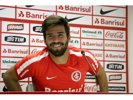 Alisson Becker, apenas tiene 27 años, es un portero brasileño que juega para el A.S. Roma, lo que más aman sus fans, son sus ojazos y barba, siendo irresistible para cualquier mujer.