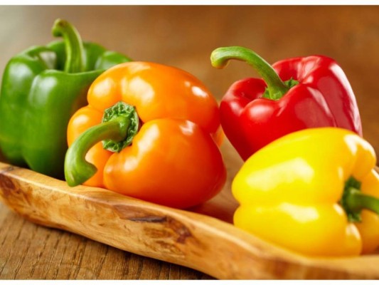 Existen distintos tipos de pimientos y todos estos poseen una gran cantidad de propiedades muy beneficiosas para todo el organismo ya que contienen muchas vitaminas y minerales que aportan energía en forma de carbohidratos y mucho más.
