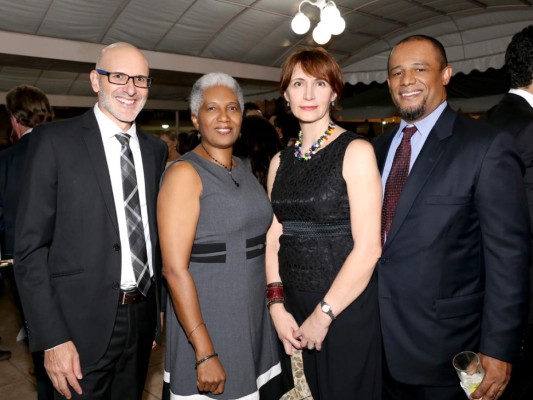 Recepción para despedir al embajador James Nealon