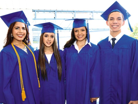 La graduación de los seniors 2016 de Macris School