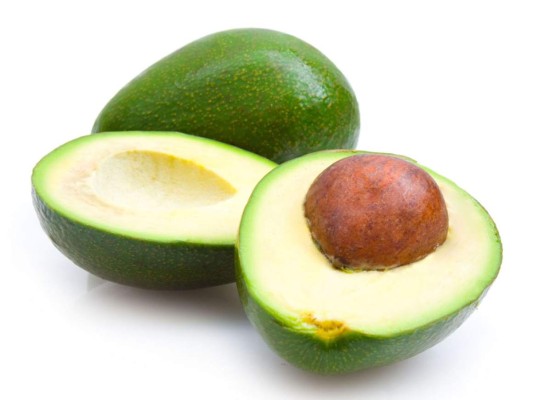 Aguacate. Hidrata y humecta tu cabello con unas mascarilla de aguacate. Mezcla la mitad del aguacate, una cucharada de miel, y media taza de yourgt y aplica en tu cabello por 30 minutos. El yourgt aguacate hidratarán, mientras que la miel te dará ese extra brillo que deseas.