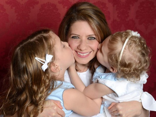 Carolina Samara, nacida en San Pedro Sula Honduras, es madre de dos hijas y tiene su propia línea de accesorios couture, actualmente reside en Mascate capital de Oman, país de la península arábiga, obteniendo el merecido reconocimiento por su talento, sus mayores pasiones sus hijas y dar rienda suelta a la imaginación para crear sus piezas.<br/><br/>
