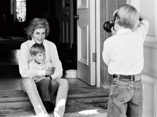 En una memorable imagen de Patrick Demarchelier, el príncipe William toma una fotografía a su madre y su hermano
