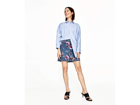 Mini skirt de denim con bordados by Zara
