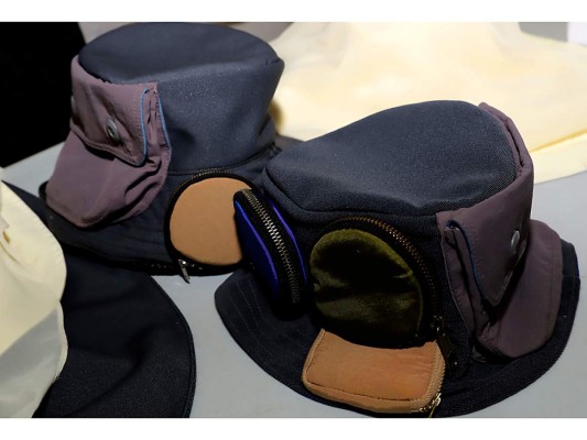 Bucket hats con multipockets utilitarios de la colección inspirada en el camping style by Tirso Rubio